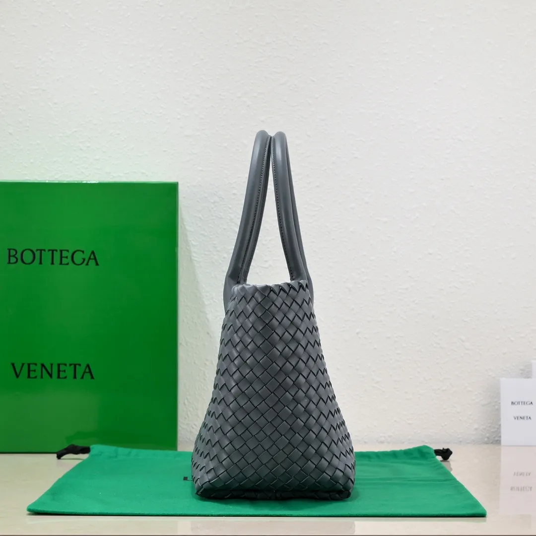 Batch 2060 Ready in stock BV’s iconic bag “CABAT” returns (medium size 32) One of the most popular bag series “CABAT” is now reappearing in a new style with special elements added. • Seamless double-sided woven unlined structure, soft texture, foldable, and can maintain its shape without deformation when empty. Size: 48*15*25cm, bottom 32, model: 5212#
